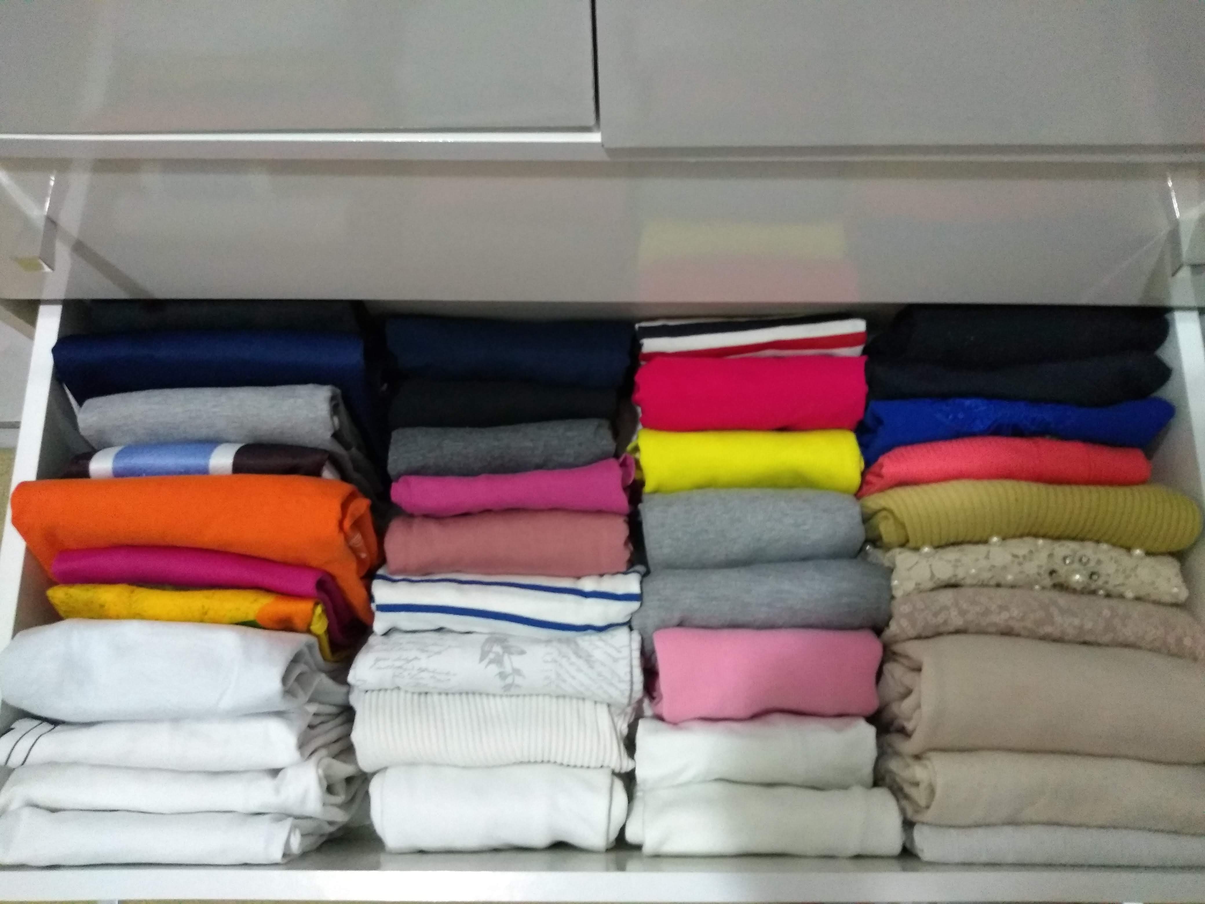 Blusas Organizadas na gaveta.